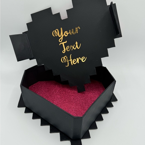 Pixelated heart-shaped box customized with magnetic side closure. - Picture 12 of 12